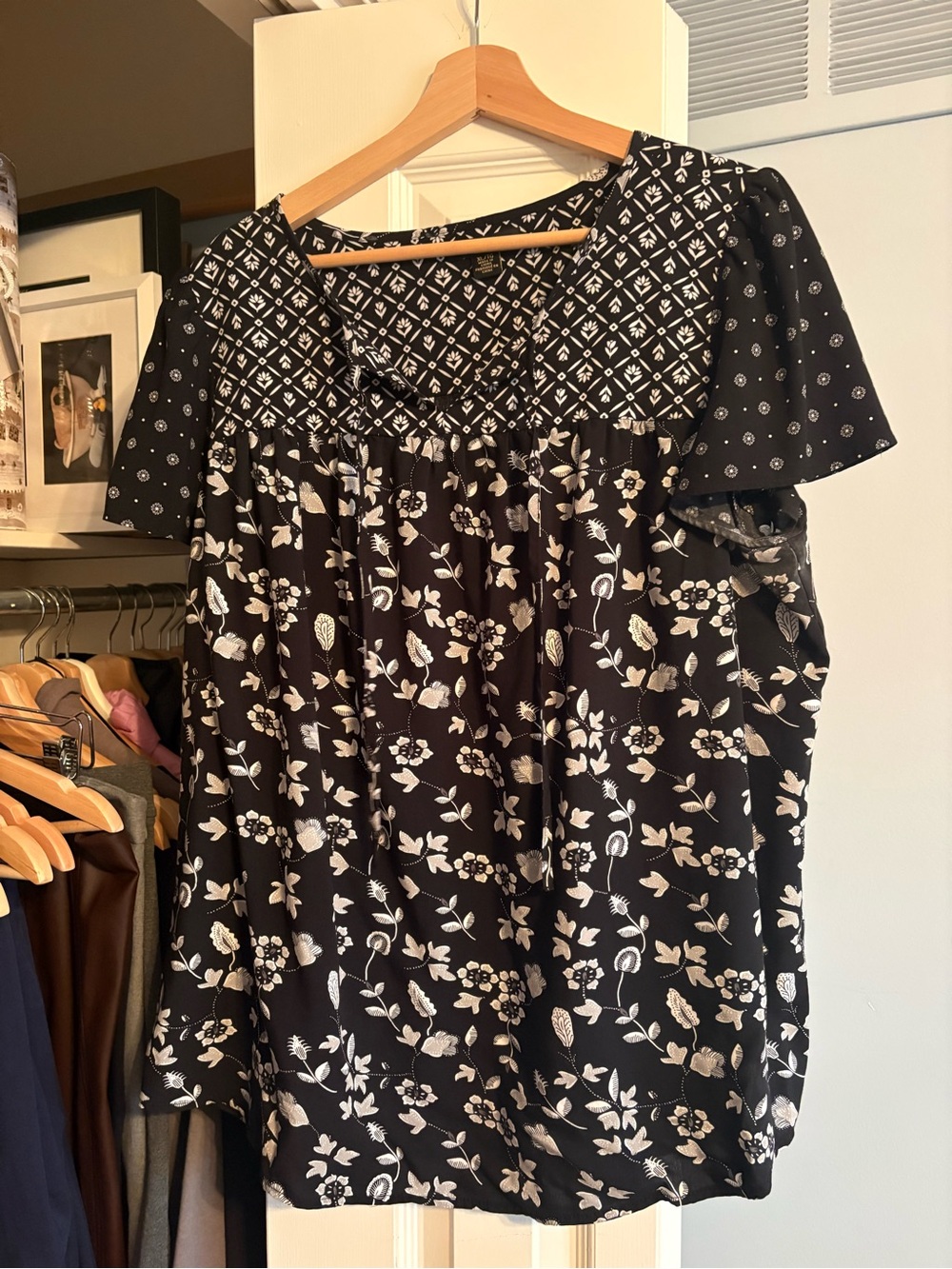 Dalia Black & White Floral Short-Sleeve Women’s Top